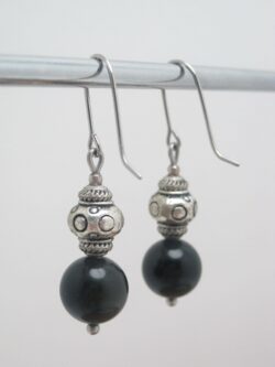 Boucles d’oreilles minérales obsidienne et métal argenté