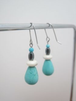 Boucles d’oreilles minérales turquoise howlite hématite