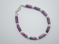 Magnifique petit Bracelet en cylindre de Sugilite avec des boules d' Howlite en intercalaire tout ceci est monté sur un câble inox gainé et fini par un fermoir en argent 925