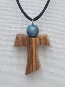 Pendentif Croix en Tau Bois d'olivier et perle en Apatite