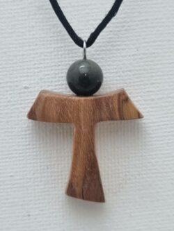 Pendentif croix en Tau Bois d’olivier Minéral Œil d’Aigle