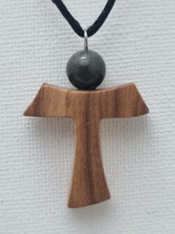 Pendentif croix en Tau Bois d’olivier Minéral Œil d’Aigle