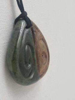 Pendentif Bois de Tamarin et Jade néphrite