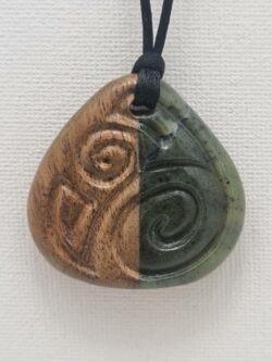 Pendentif Bois de Tamarin et Jade néphrite