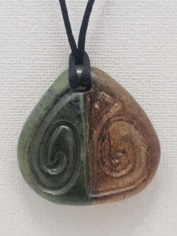 Pendentif Bois de Tamarin et Jade néphrite